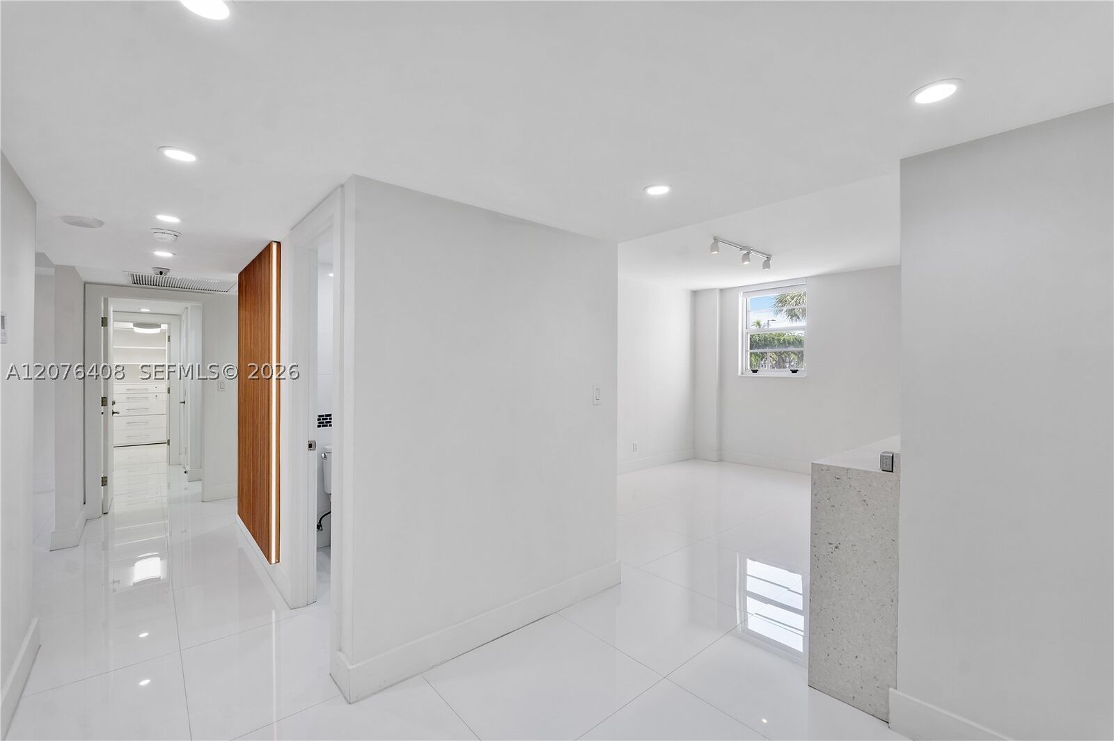 Property Photo:  90 Edgewater Dr 104  FL 33133 
