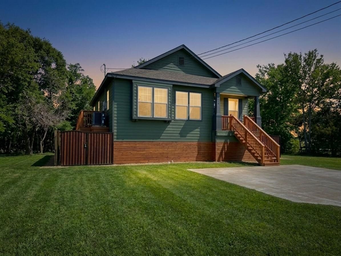 Property Photo: 206 12th Street TX 77630