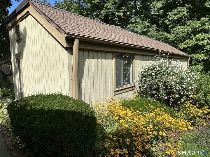 Property Photo:  