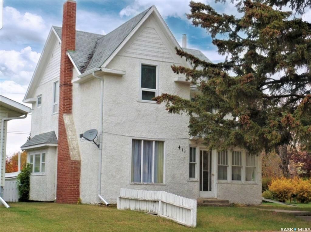 Property Photo: 411 1st Street W SK S0K 4W0