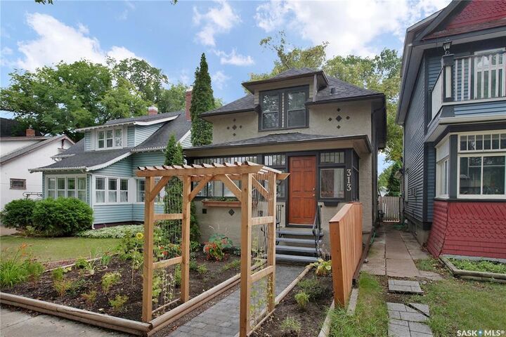 Property Photo:  313 29th Street W  SK S7L 0M2 