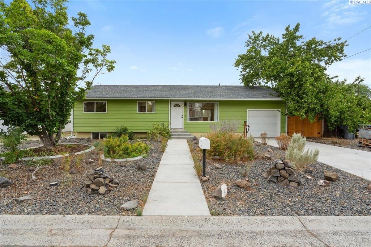 Property Photo:  2035 Blue Ave  WA 99354 