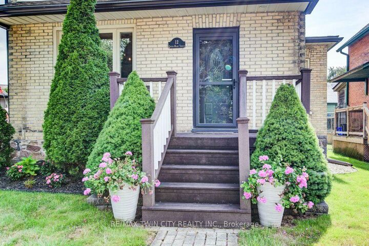 Property Photo: 12 Queen Mary Street ON N3A 2C2
