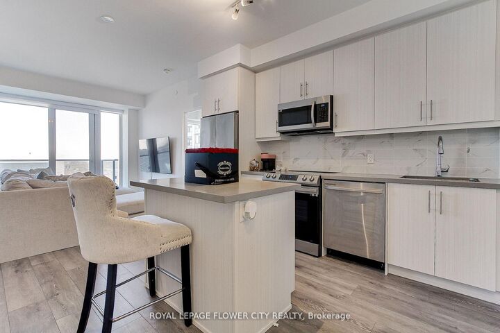 Property Photo:  95 Oneida Crescent 2305  ON L4B 0H5 