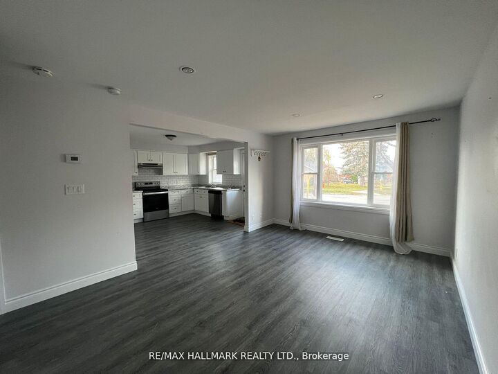 Property Photo:  261 Wellington Street E Main  ON L4M 2E4 