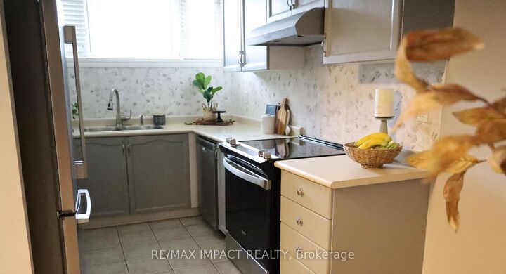 Property Photo:  11 Fenwick Avenue  ON L1C 4R6 