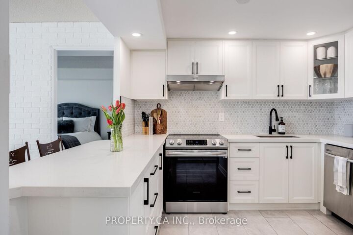 Property Photo:  705 King Street W 813  ON M5V 2W8 