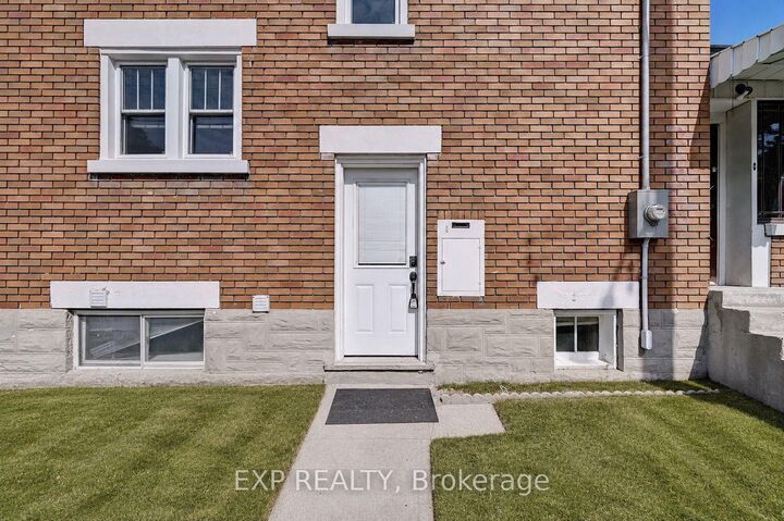 Property Photo:  147 Courtland Avenue E  ON N2G 2T9 