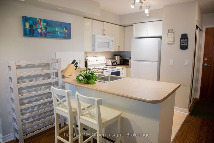 Property Photo:  33 Elm Drive W 1105  ON L5B 4M2 