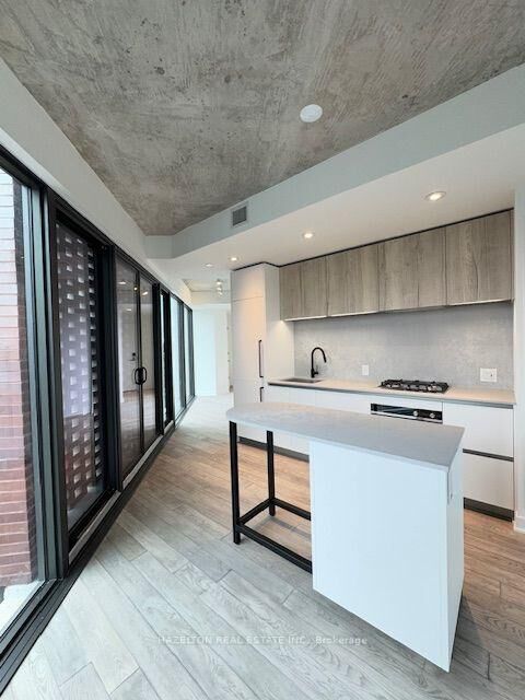 Property Photo: 2625 Dundas Street W 514 ON M6P 0C5