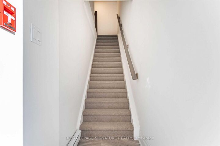 Property Photo: 760 Lakeshore Road E 202 ON L5E 1C7