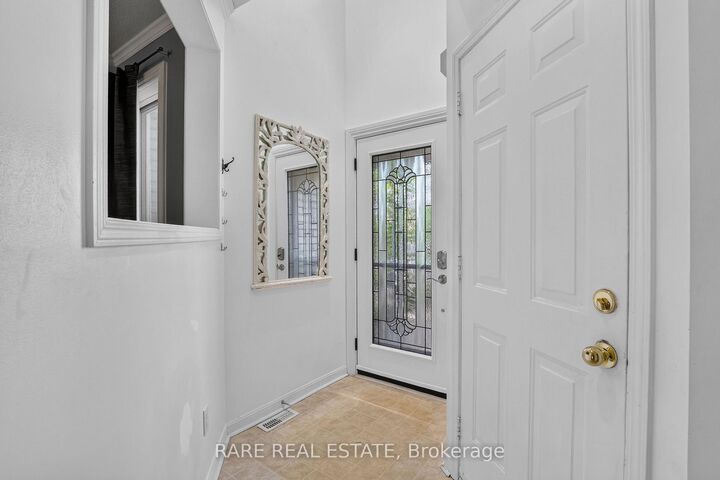 Property Photo: 102 Hawthorne Crescent ON L4N 9Y9