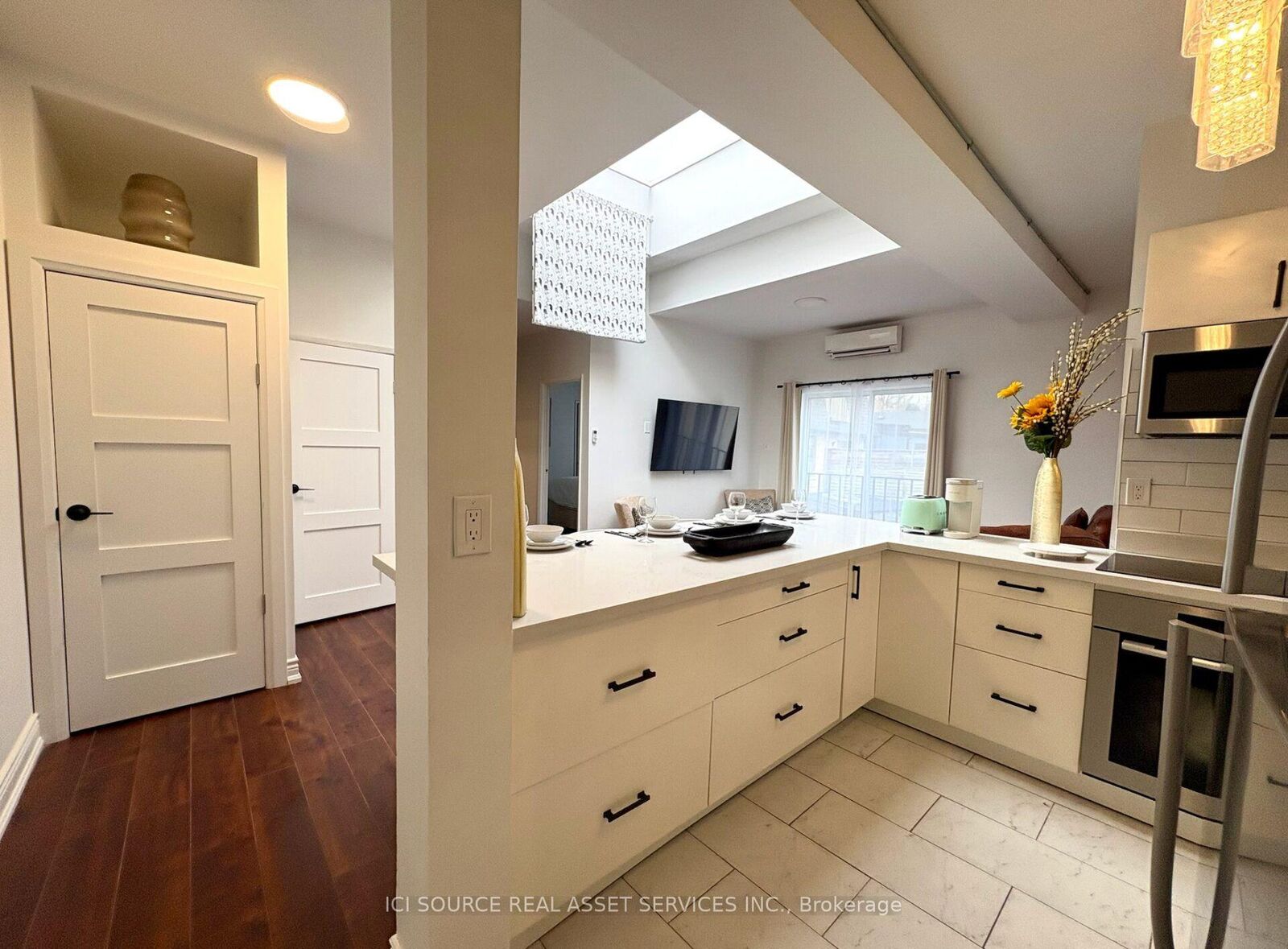 Property Photo:  754 Queen Street E 4  ON M4M 1H4 