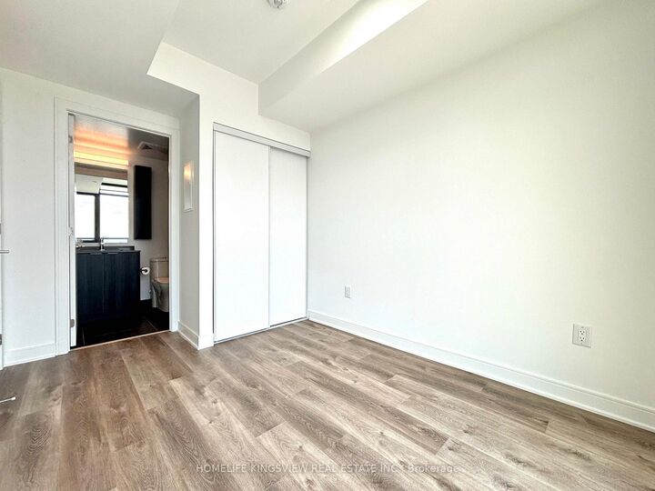 Property Photo:  86 Dundas Street E 1518  ON L5A 0B1 