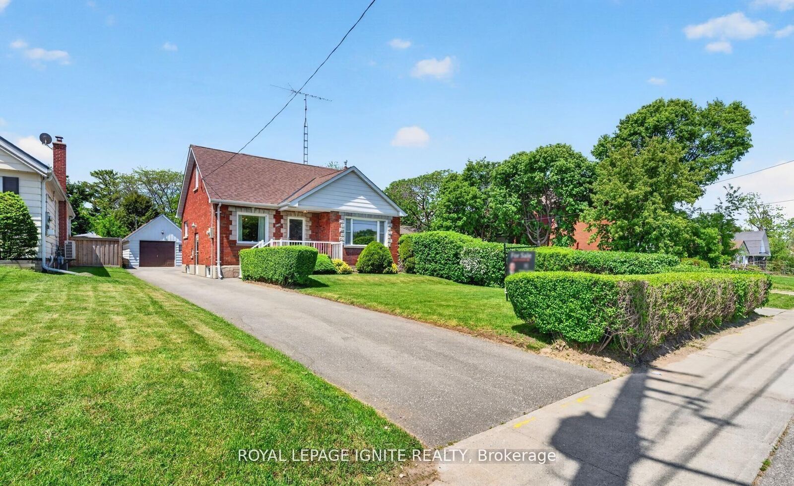 Property Photo:  820 Simcoe Street N Main  ON L1G 4V8 