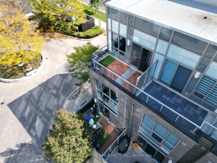 Property Photo: 18 Graydon Hall Drive Th12 ON M3A 0A4