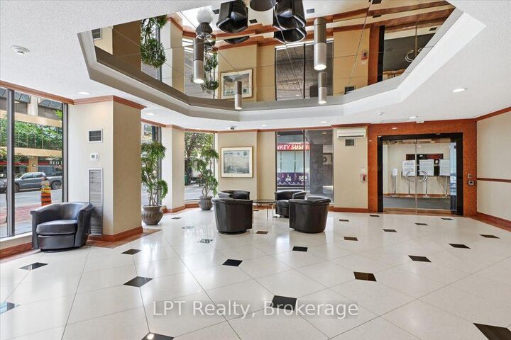 Property Photo: 633 Bay Street 2721 ON M5G 2G4