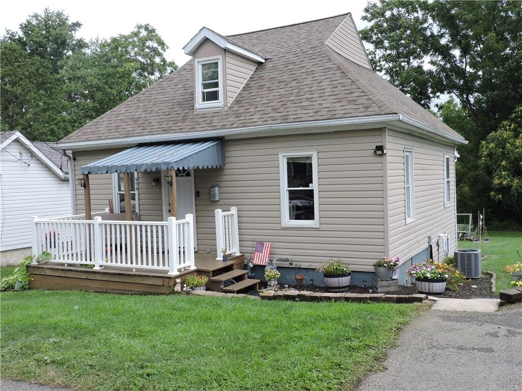 Property Photo: 906 W Vine St PA 15666