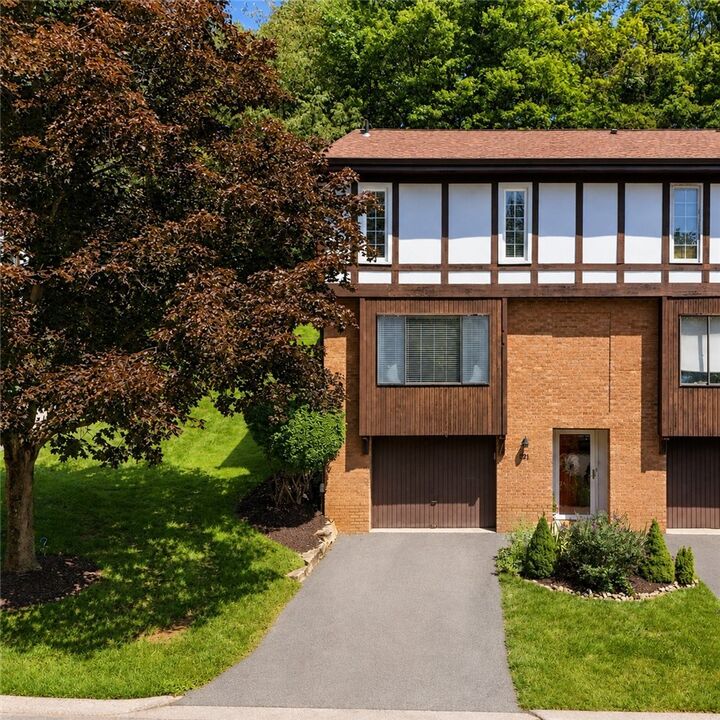 Property Photo: 221 Thornberry Dr PA 15237