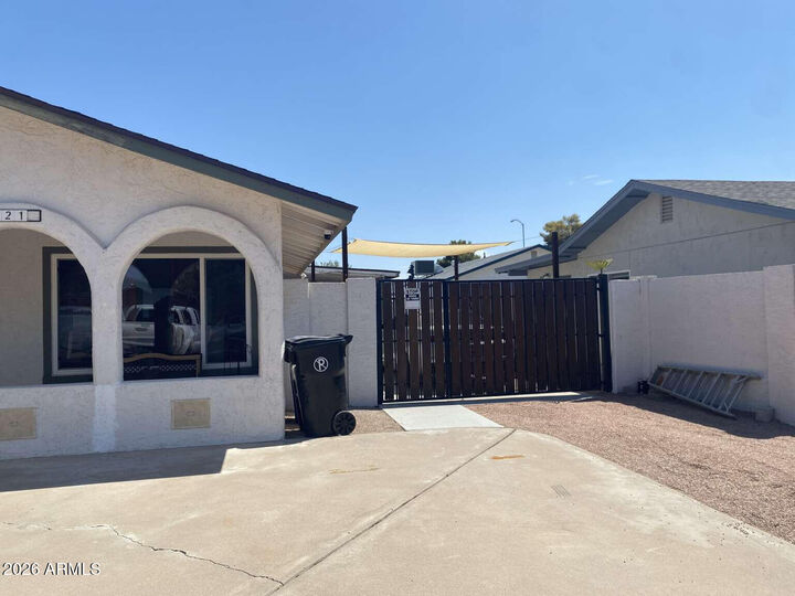 Property Photo: 2221 W El Moro Avenue AZ 85202