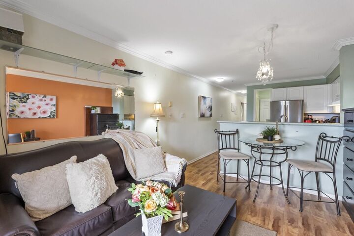 Property Photo: 868 Kingsway 202 BC V5V 3C3