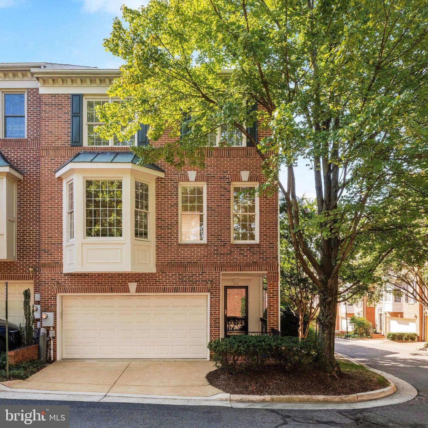 Property Photo: 2505 Hunton Place VA 22311