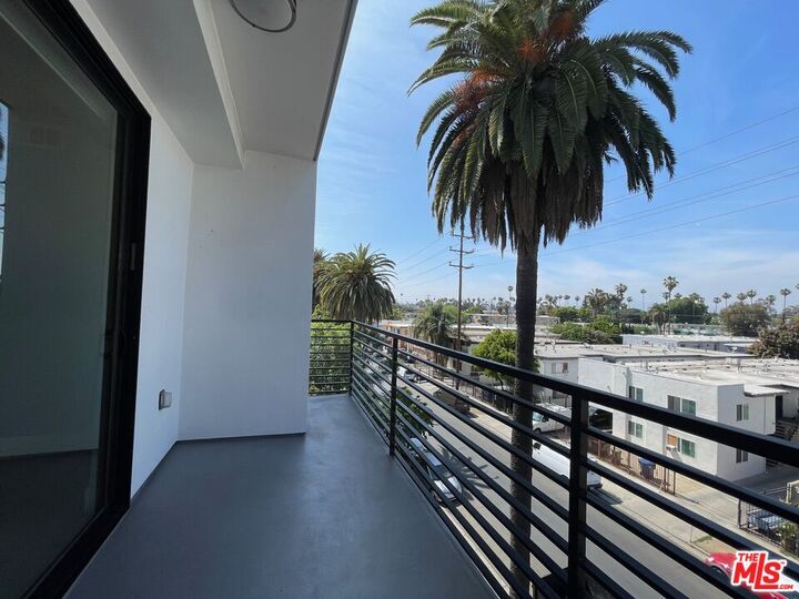 Property Photo:  14612 Calvert St, Unit 301  CA 91411 