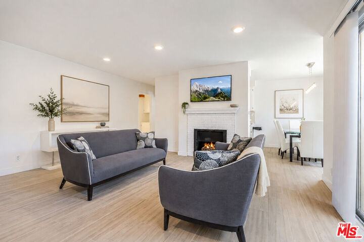 Property Photo: 404 San Vicente Blvd, Unit 204 CA 90402