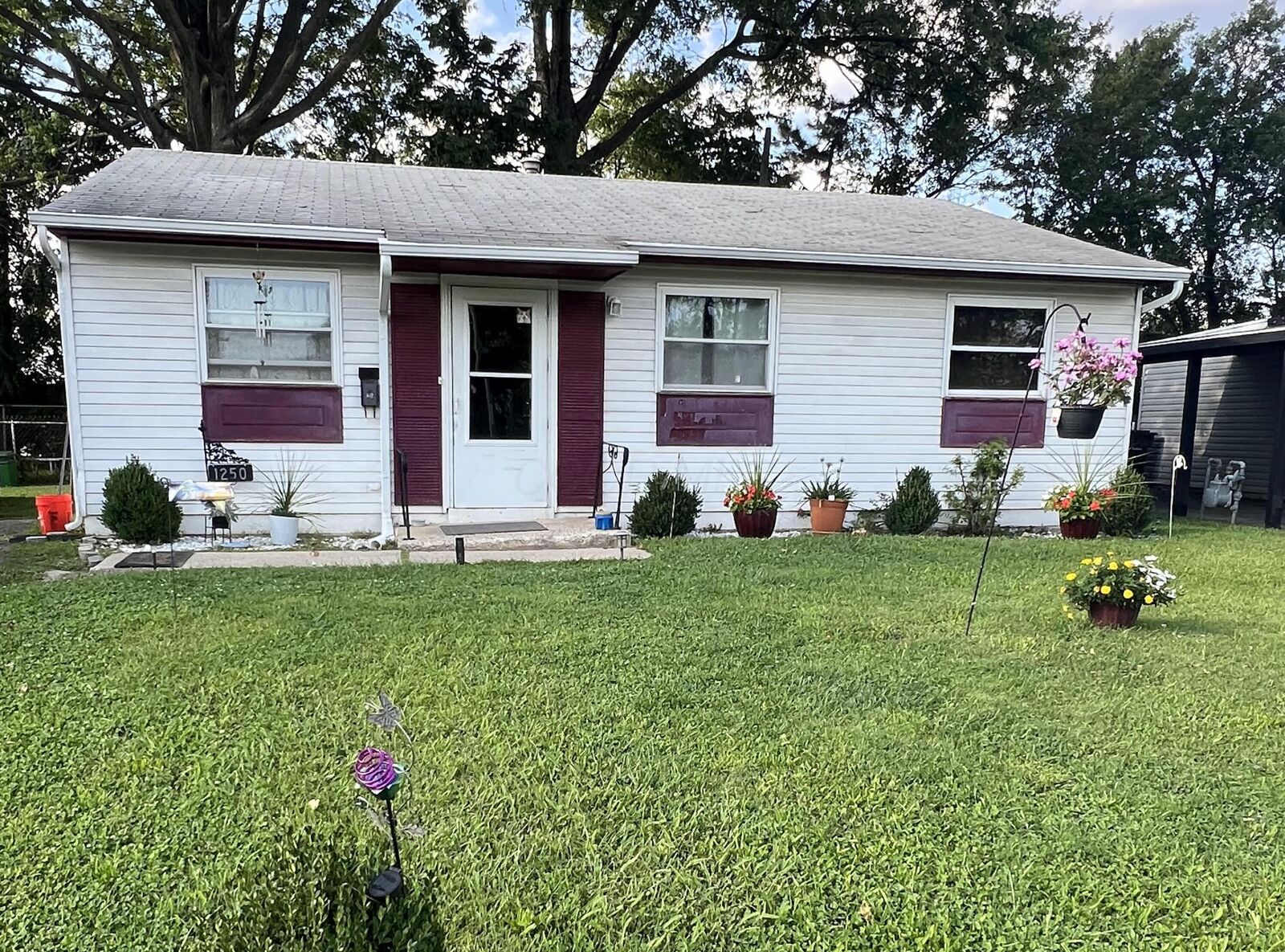 Property Photo:  1250 Yolanda Drive  OH 43207 