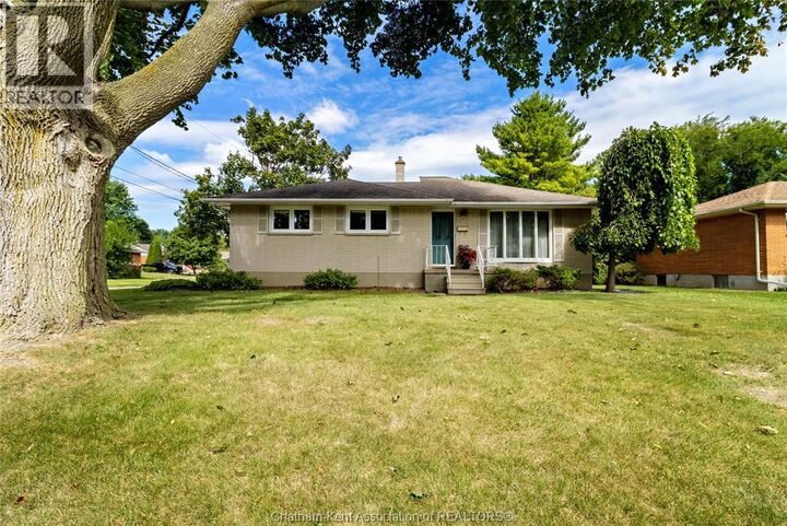 Property Photo:  199 Tweedsmuir Avenue East  ON N7M 4A3 