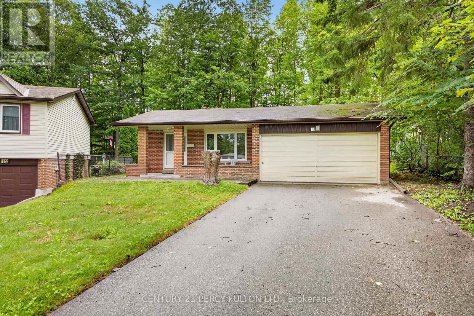 Property Photo: 11 Aldergrove Circle ON L4M 4W6