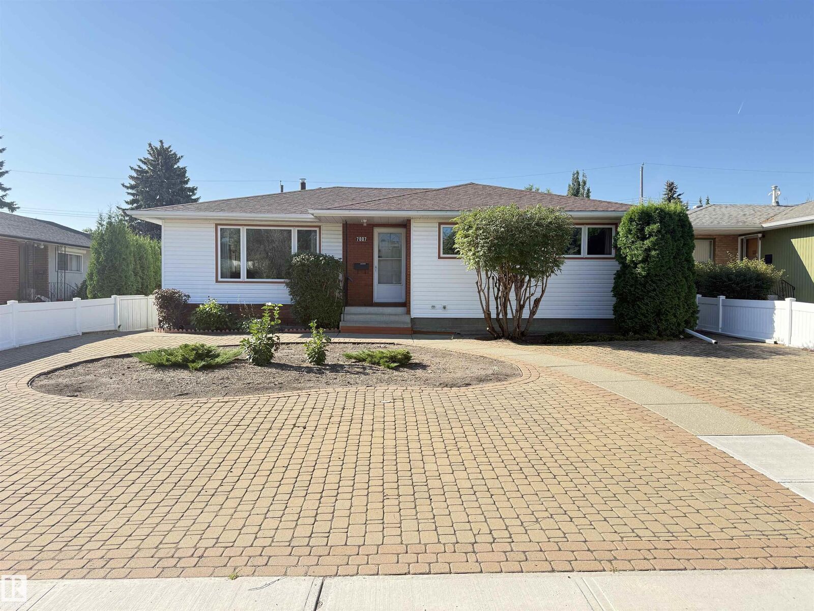 Property Photo: 7007 91 Avenue NW AB T6B 0R5