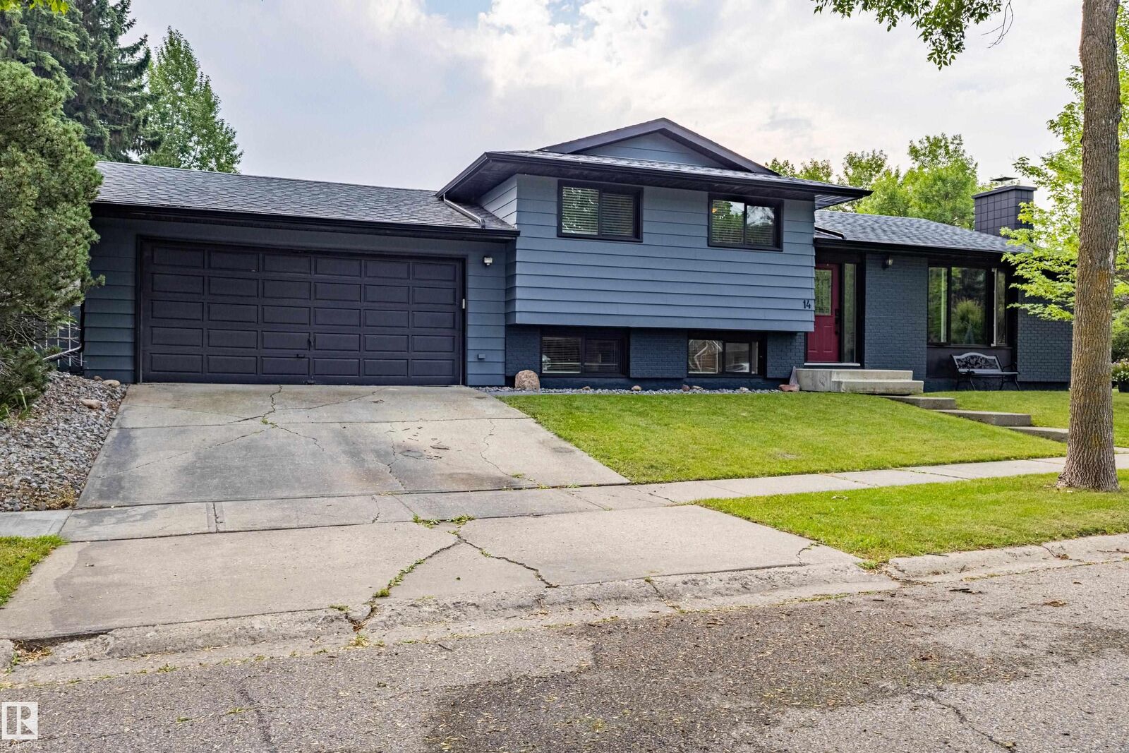 Property Photo: 14 Brunswick Crescent AB T8N 2K6