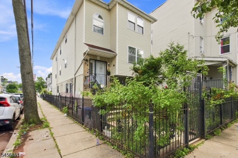 Property Photo:  64 Fabyan Pl 2  NJ 07108 
