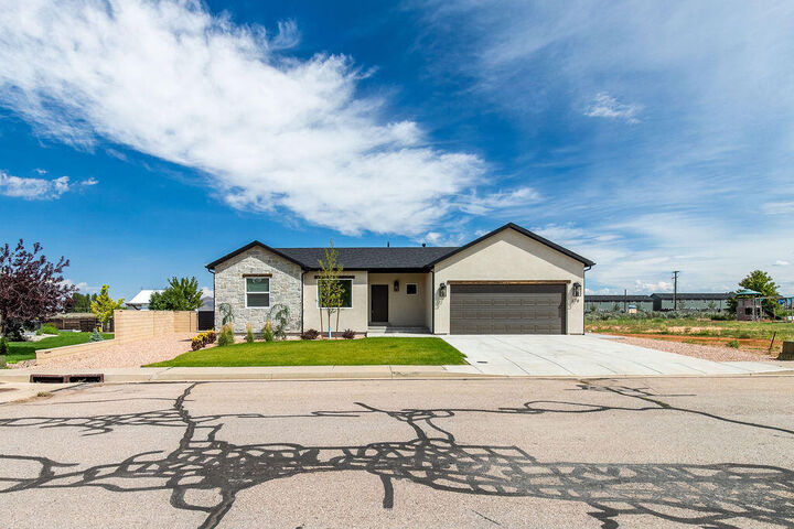 Property Photo:  678 W 325 N  UT 84761 