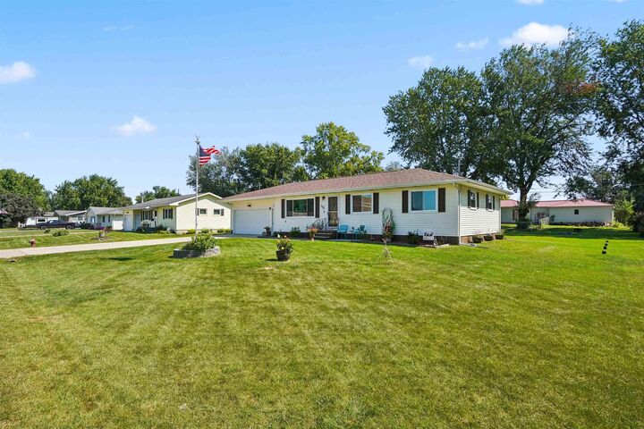 Property Photo:  205 6th St N  IA 50629 