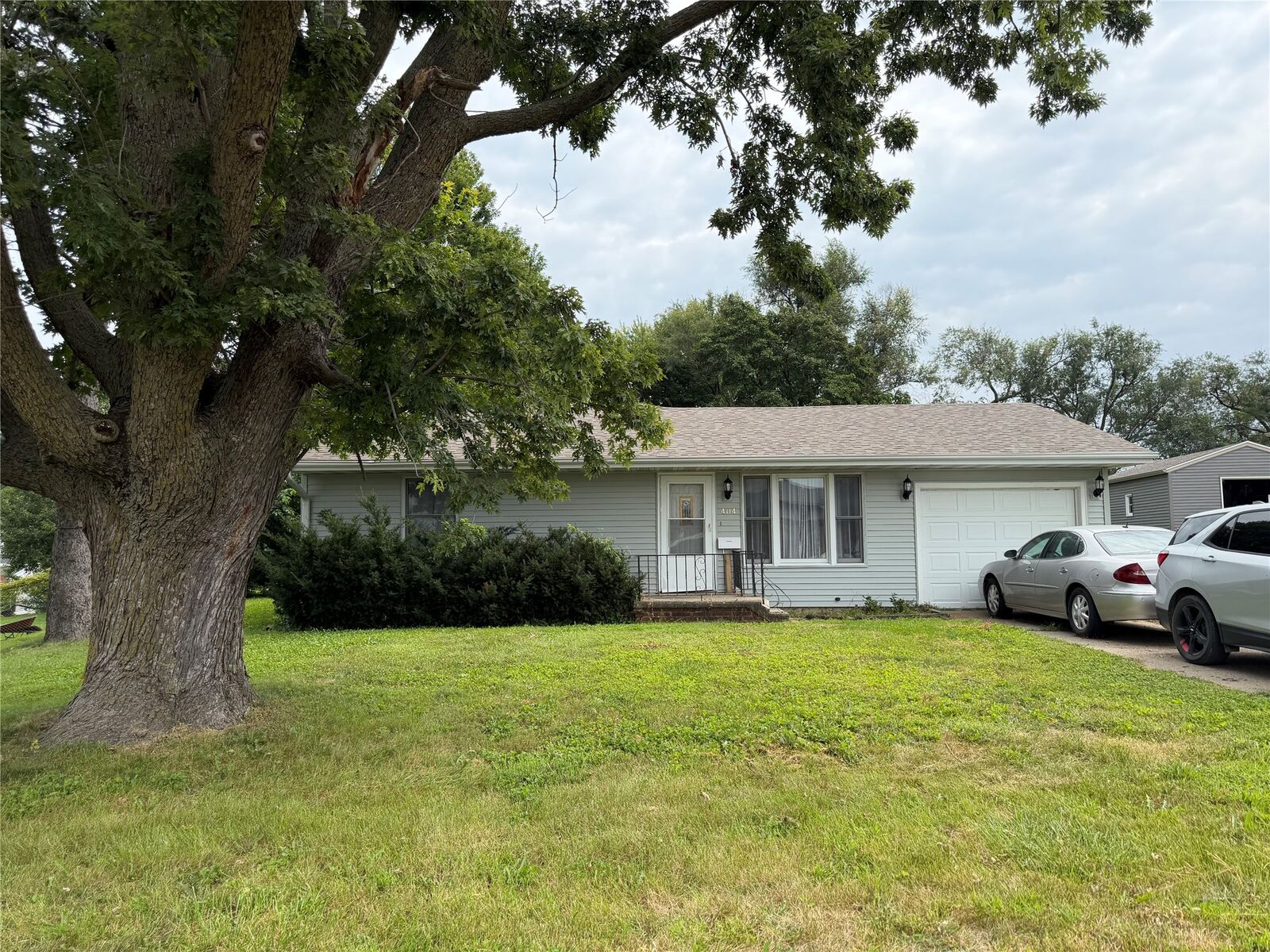 Property Photo:  404 E 25th Street S  IA 50208 
