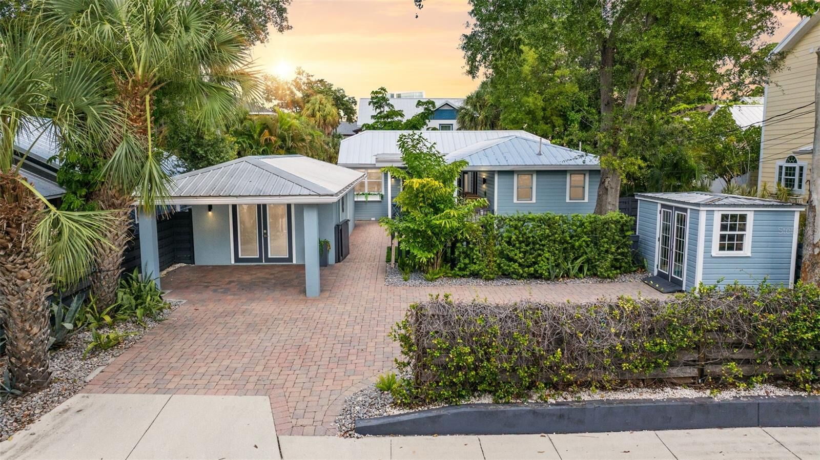 Property Photo:  1841 Laurel Street  FL 34236 
