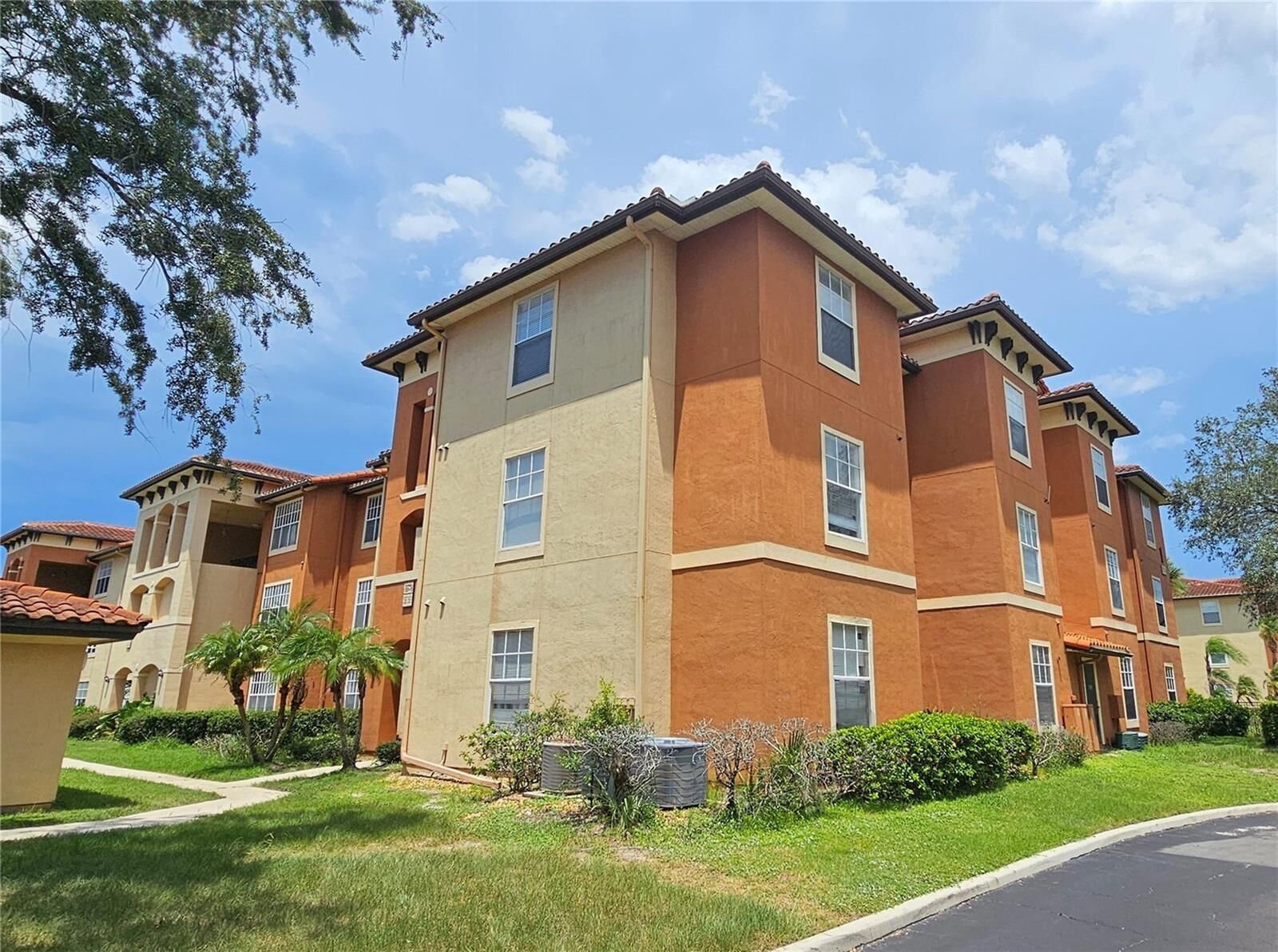 Property Photo:  5578 Metrowest Boulevard 1-310  FL 32811 
