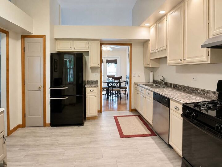 Property Photo: 1010 Fox Run Lane IL 60102