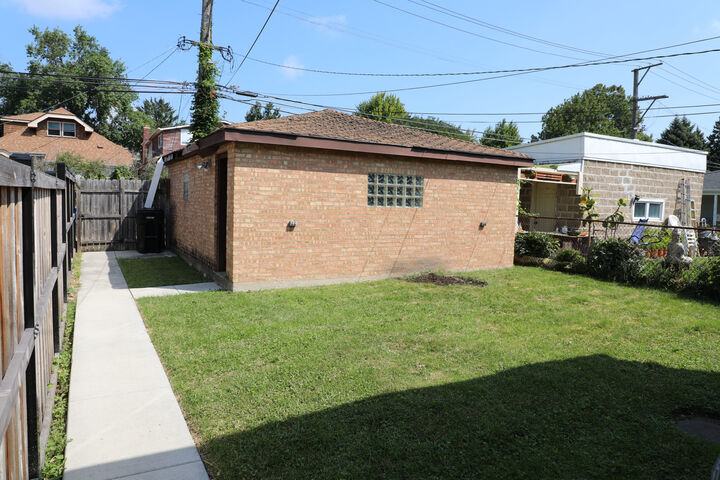 Property Photo:  2530 W Pratt Boulevard  IL 60645 