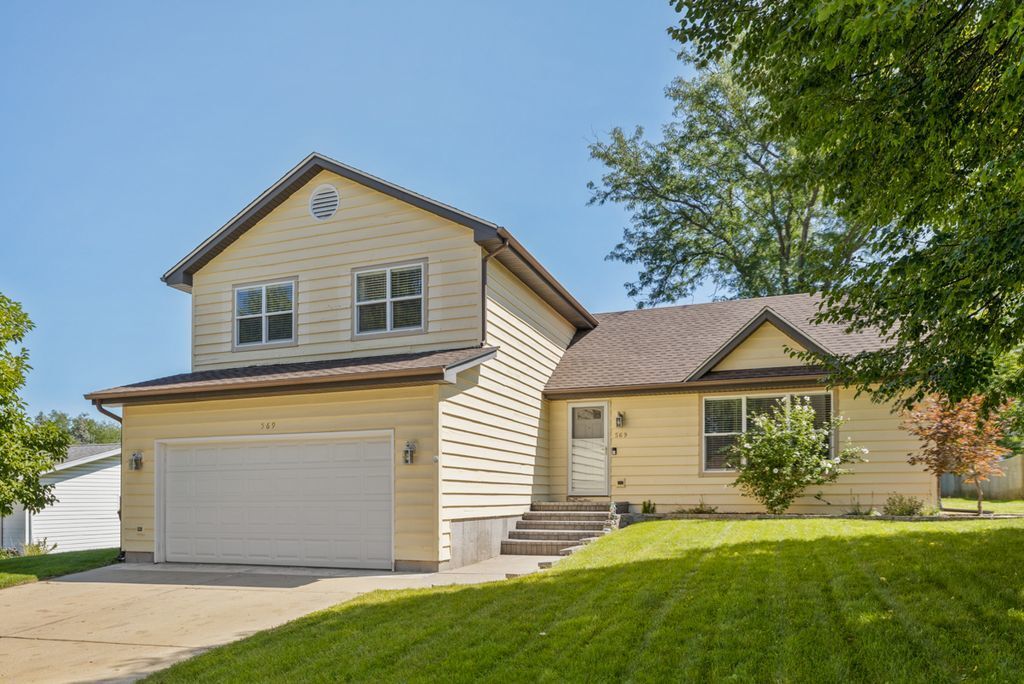 Property Photo:  569 Eisenhower Street  IL 60152 