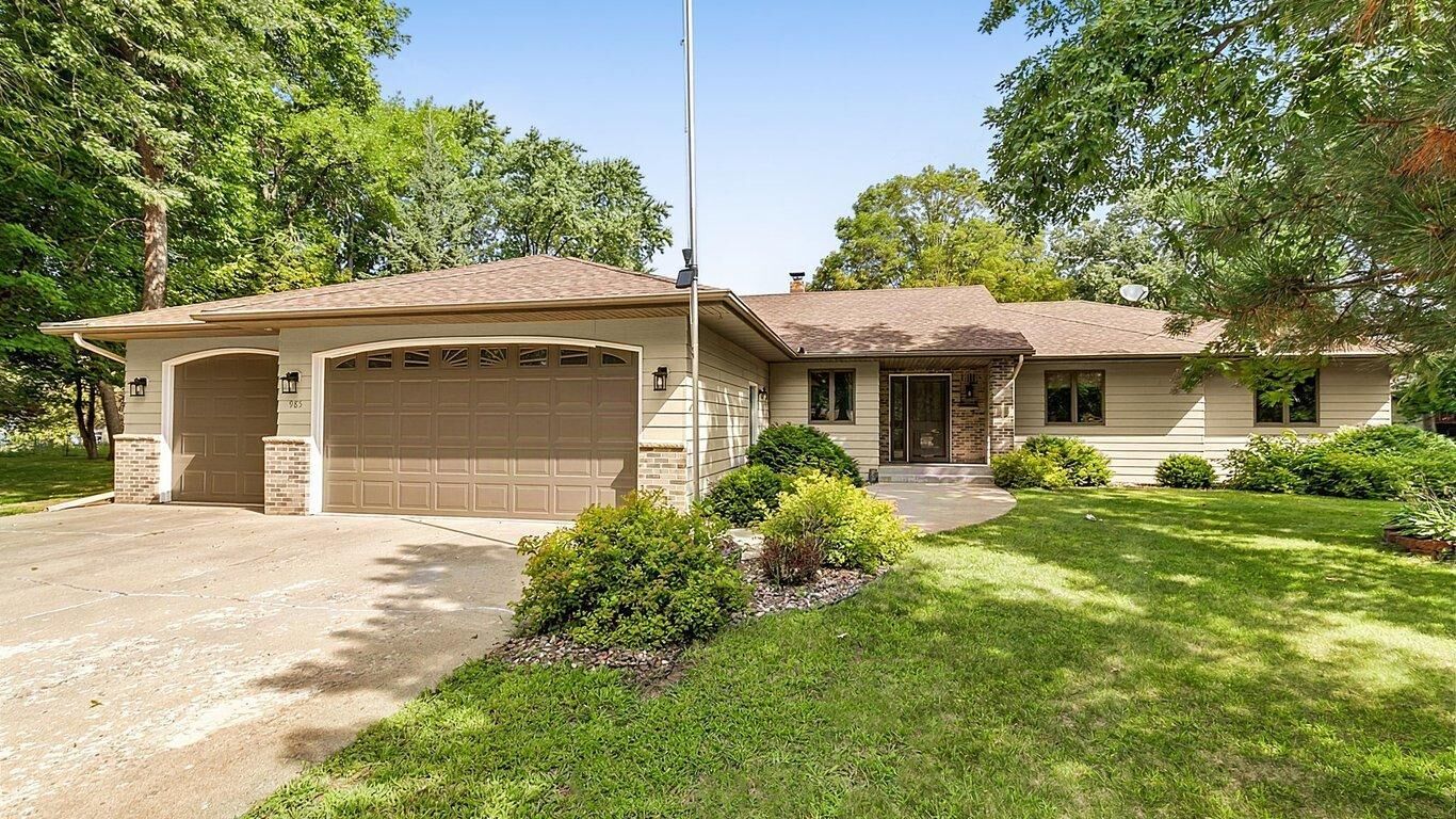 Property Photo: 985 Juliet Way MN 56310