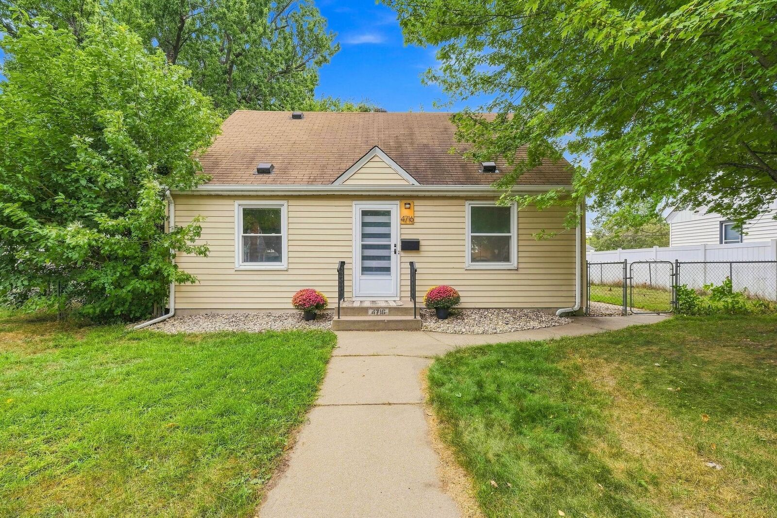 Property Photo:  4716 Washburn Avenue N  MN 55430 
