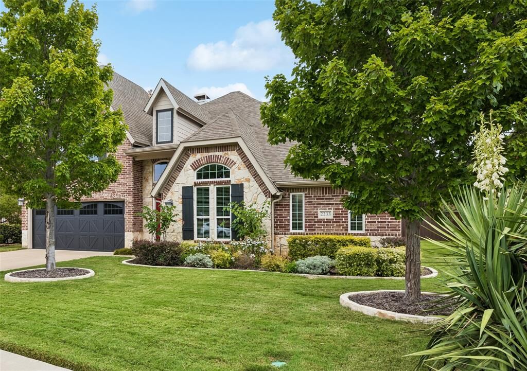 Property Photo: 2233 Lakeway Drive TX 76248