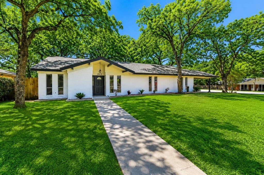 Property Photo: 1917 Toplea Drive TX 76040