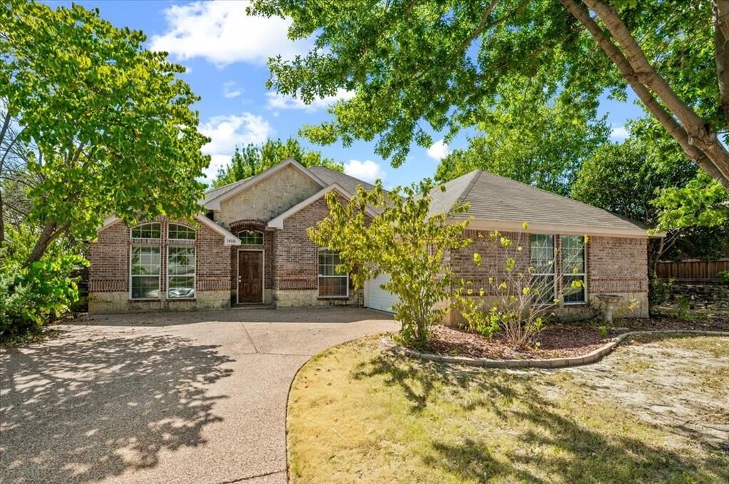 Property Photo: 7408 Rolling Hills Drive TX 76126