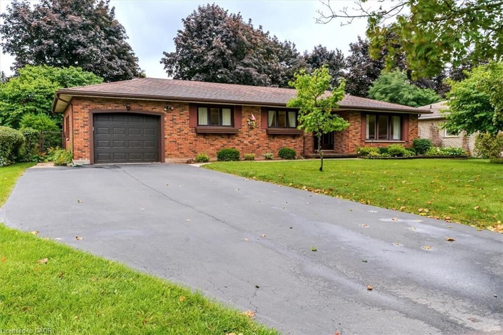 Property Photo:  99 Berkley Crescent  ON N3Y 4N1 