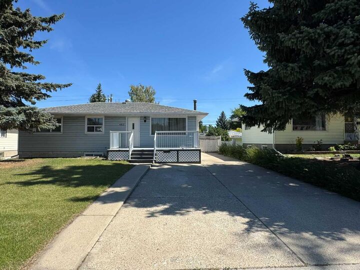 Property Photo:  4312 45 Street SW  AB T2E 3W1 