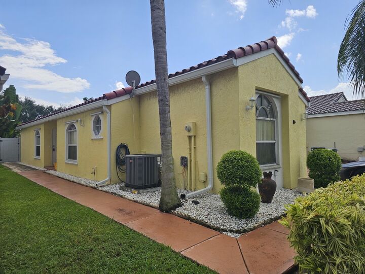 Property Photo:  202 Wedgewood Circle  FL 33463 